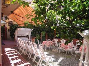 Xtrallusion offers characteristic Bed and Breakfast, B&B, Guest House, Hotel, Albergo and Country Lodge accommodation in Italy. Plus independent self-guided Walking, Adventure, Activity, Skiing and Paragliding Holiday itineraries on the Italian Rivieras, in the Italian Lakes, in the Italian Alps and in some of the most beautiful corners of Italy.